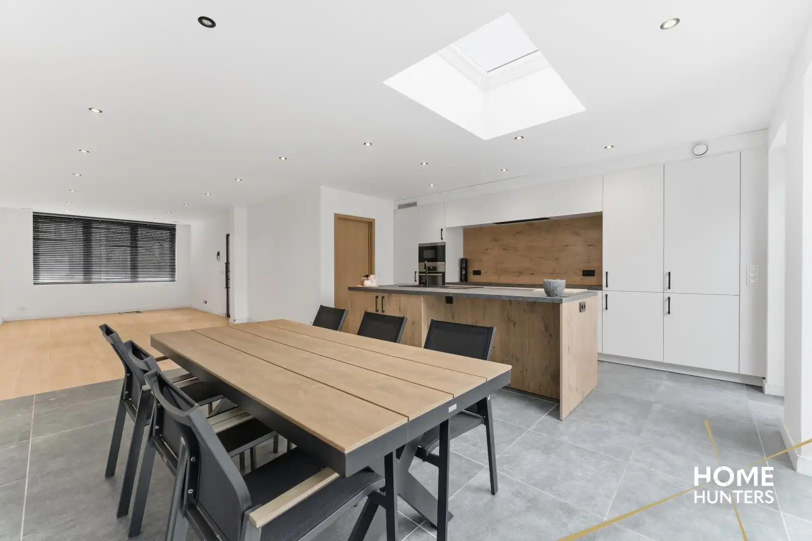 Instapklare gezinswoning met 4 slaapkamers, garage en uitweg te Sint-Kruis! foto 7