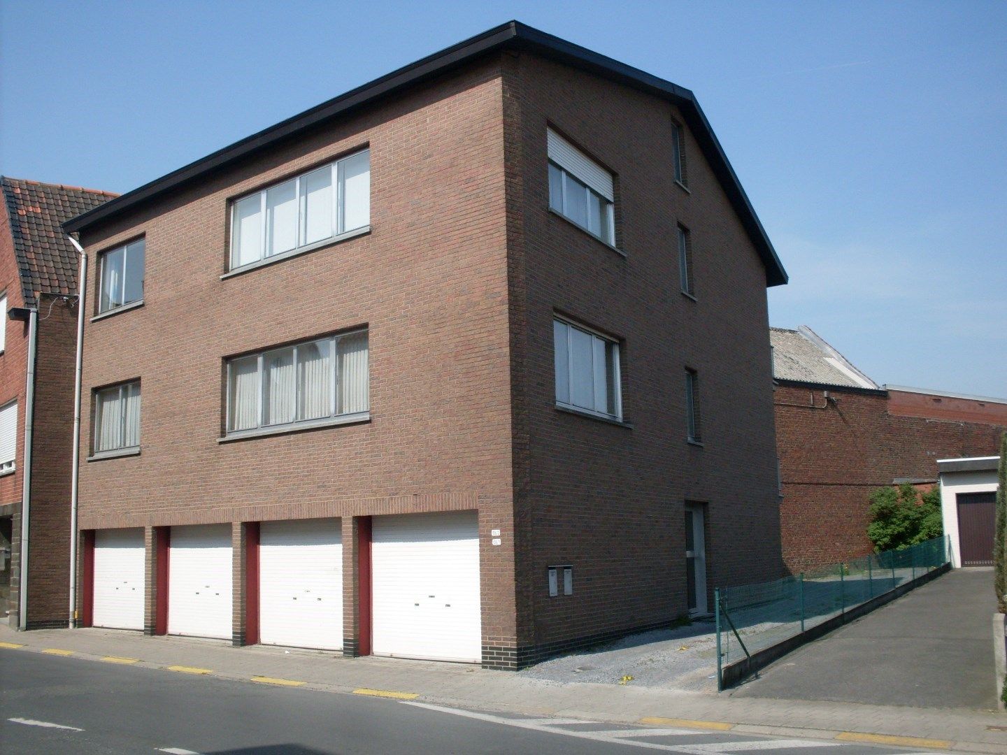 Opbrengsteigendom met 2 appartementen en 6 garages te Kuurne. foto {{pictureIndex}}