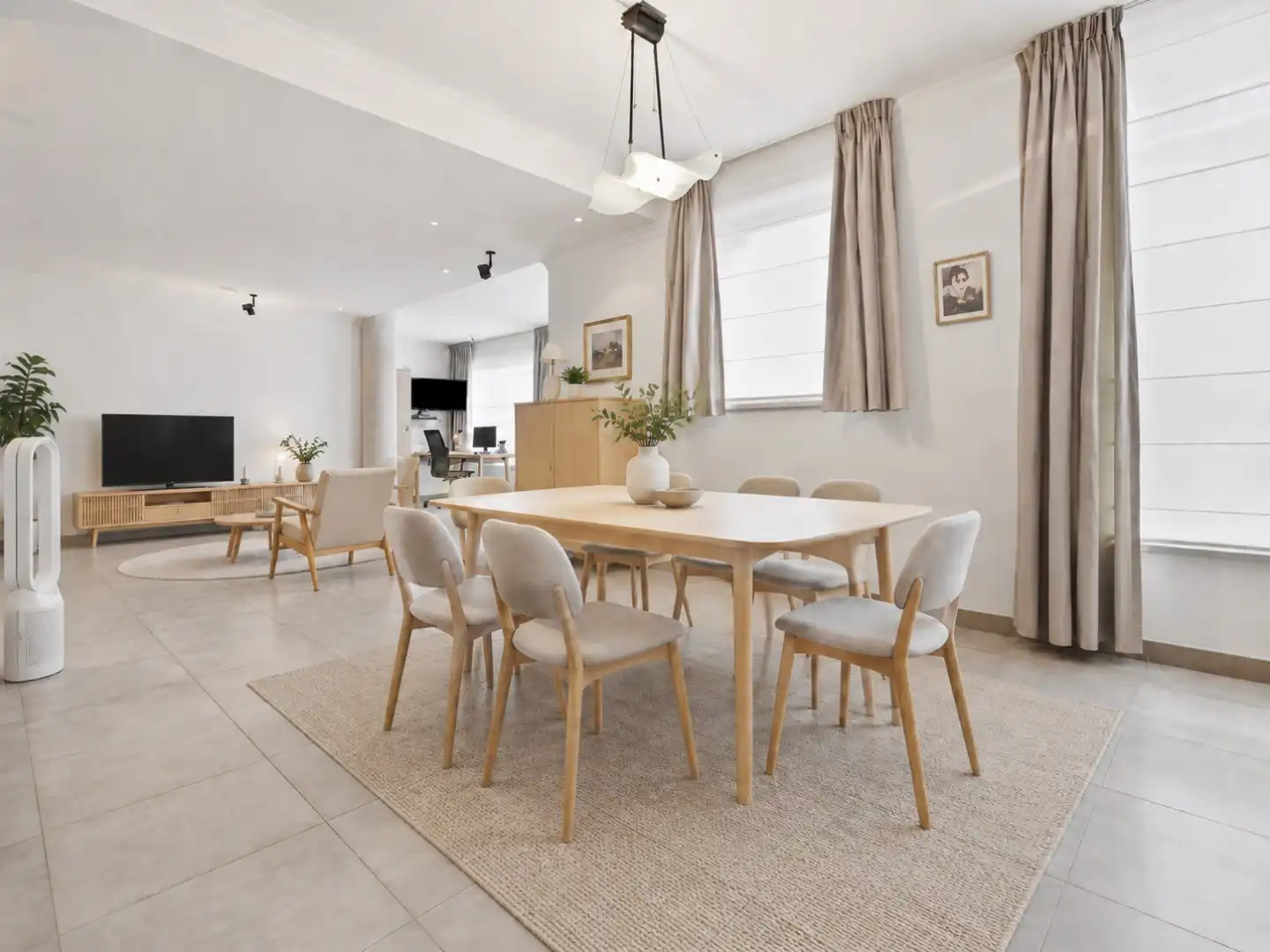 Prachtig onderhouden gelijkvloersappartement van maar liefst 175m² gelegen op 50m van het strand te Sint-Idesbald. foto {{pictureIndex}}