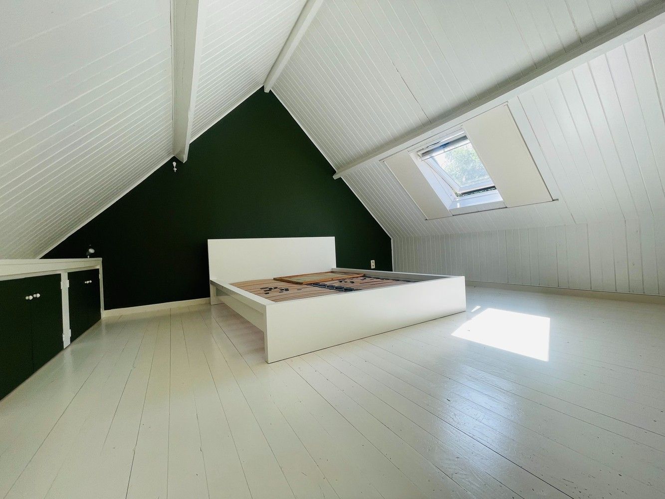 Brugge centrum rustige ligging, vlakbij alle winkels LEUK INSTAPKLAAR WOONHUIS met KOER+ GROOT ZONNETERRAS op de 1éVerd, 2 mooie slaapkamers foto 3
