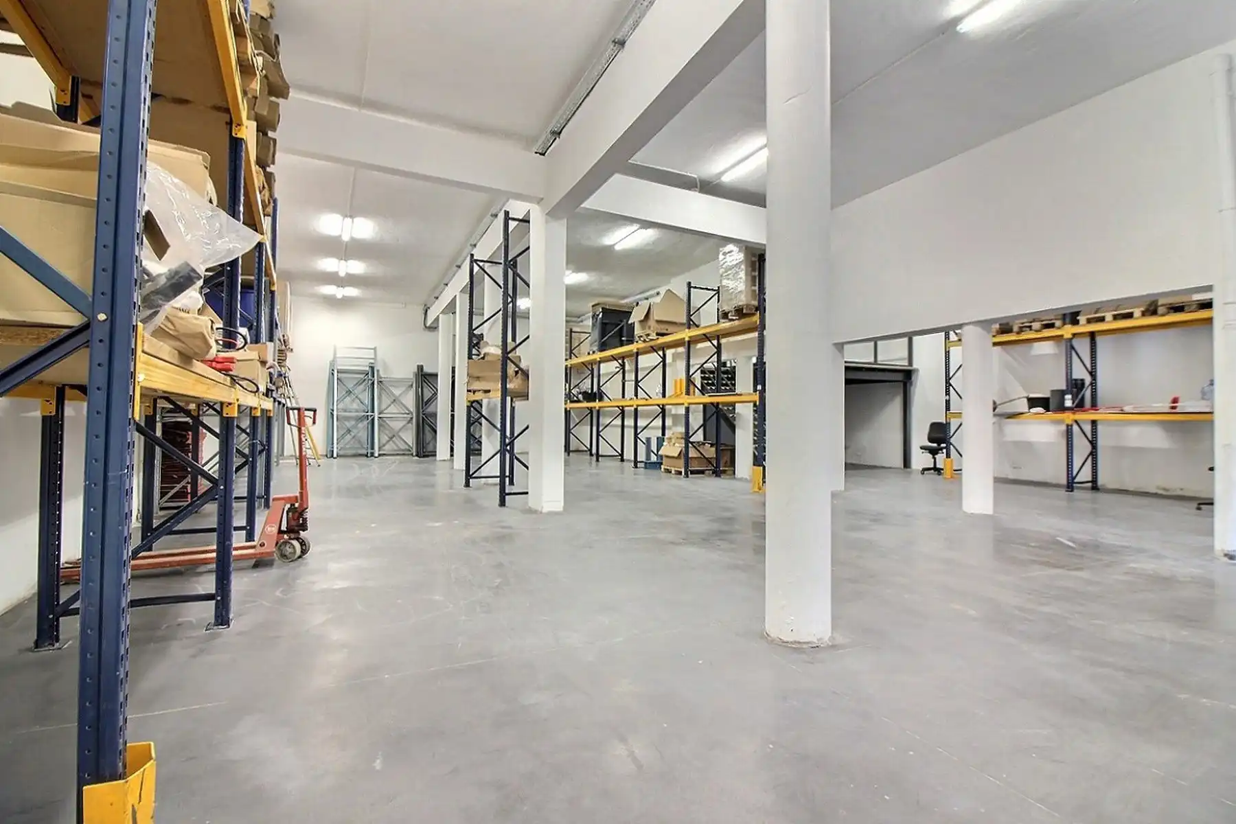 Opslagruimte met kantoor foto 6