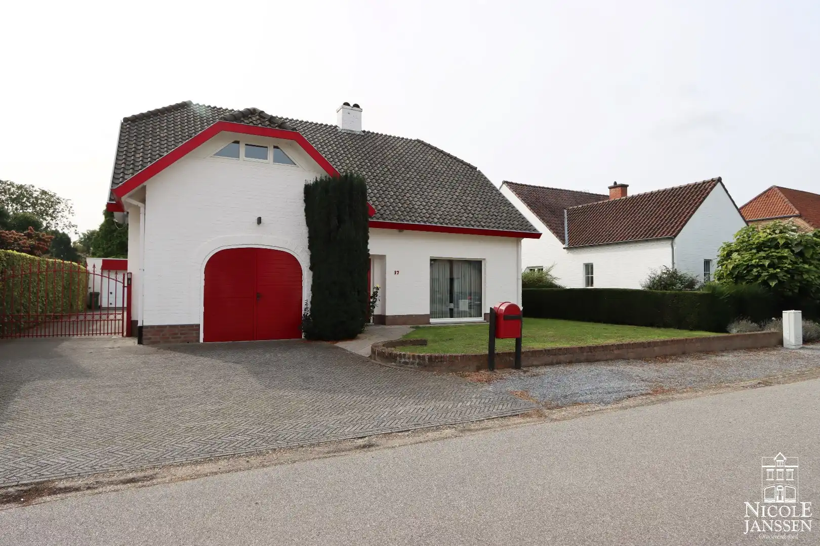 Goed onderhouden gezinswoning met diepe tuin met zwembad foto {{pictureIndex}}