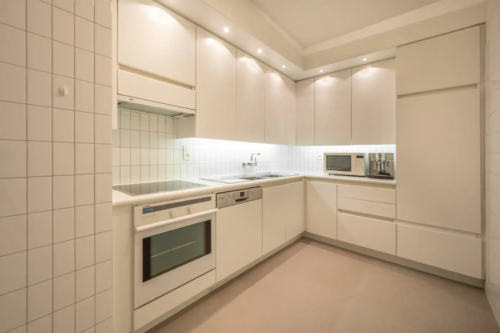 Ongemeubeld appartement, in de gerenommeerde residentie “Globe”, prachtig gelegen op de Zeedijk in het Zoute foto 5