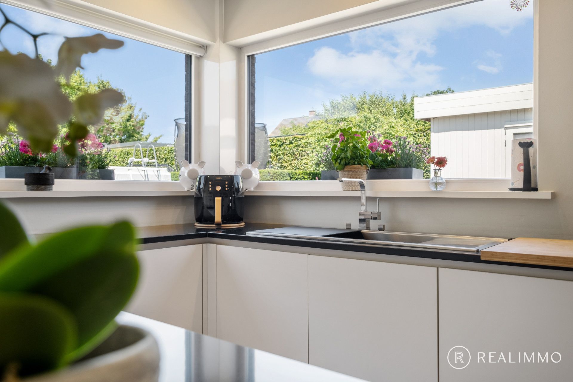 Stijlvol gerenoveerde woning op ruim perceel in het centrum van Moen foto 3