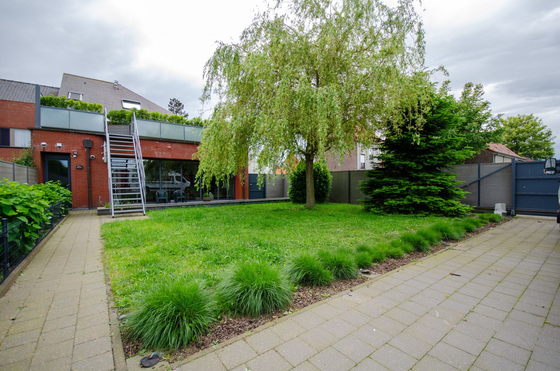 Uniek handelspand met ruim duplex-appartement en 4 garages! foto 7