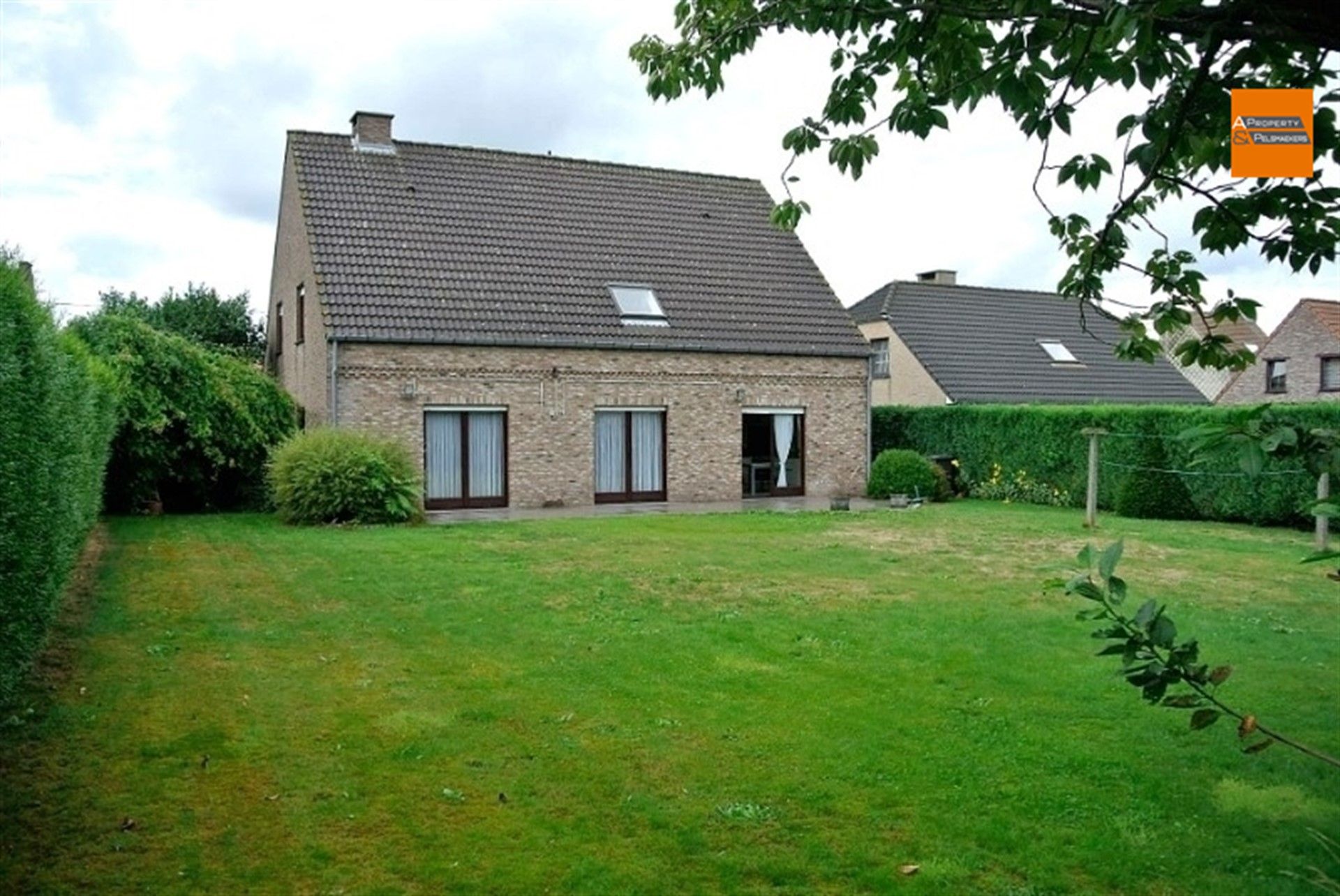 Ruime villa  met 5 slpk, garage en grote tuin foto 2