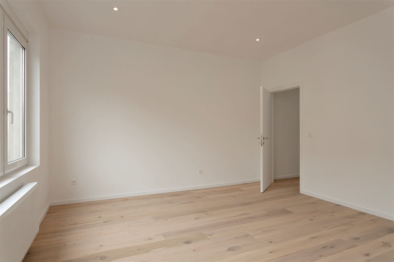  RUIM - KARAKTERVOL TRIPLEX appartement met 4 SLPK | vlakbij Berchem station. foto 17