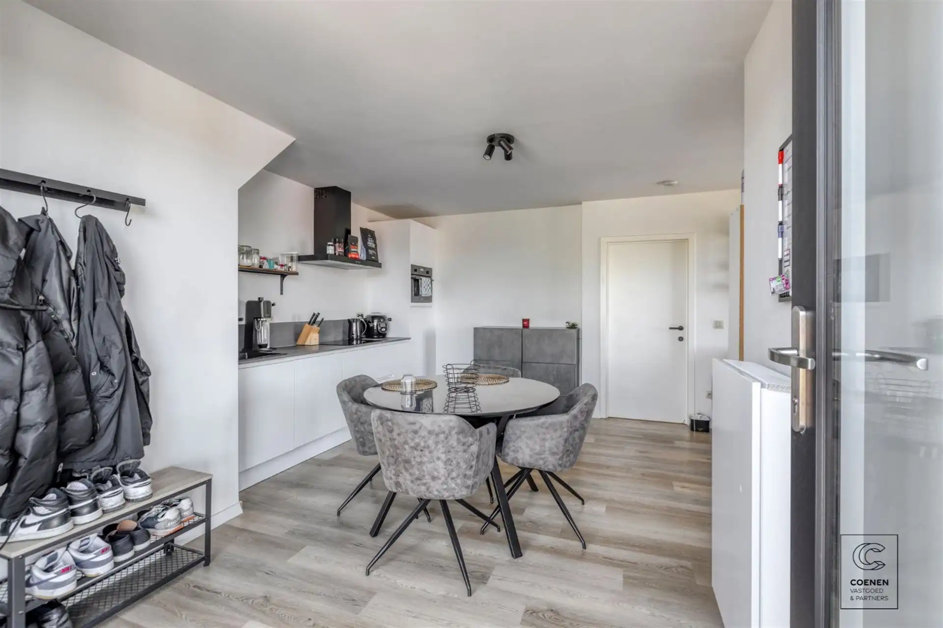 Instapklaar, recent gerenoveerd dakapp. van 55 m² te Geel! foto 2
