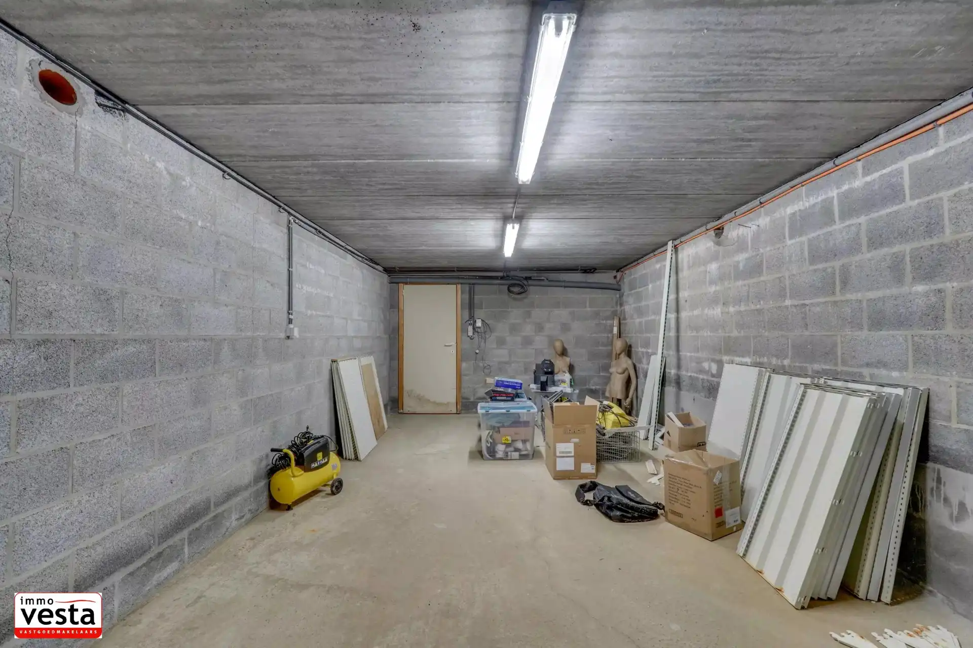 Degelijk handelspand op een goede ligging foto 16