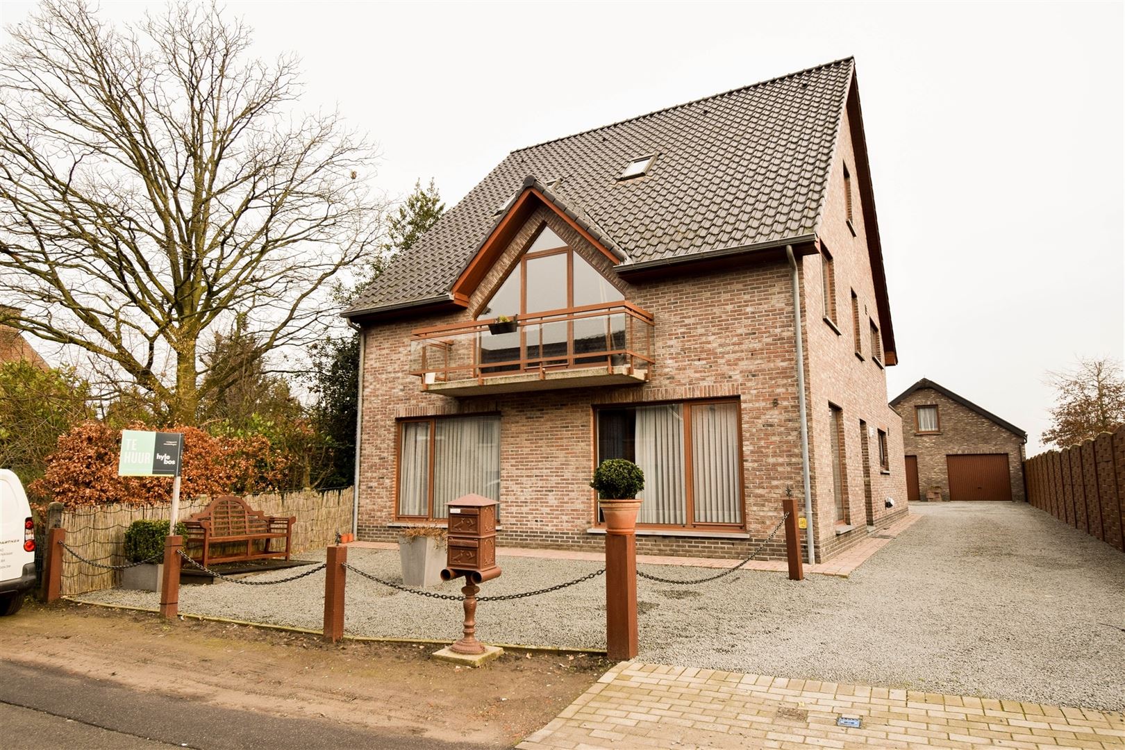 Zeer ruim gelijkvloers appartement met garage foto {{pictureIndex}}