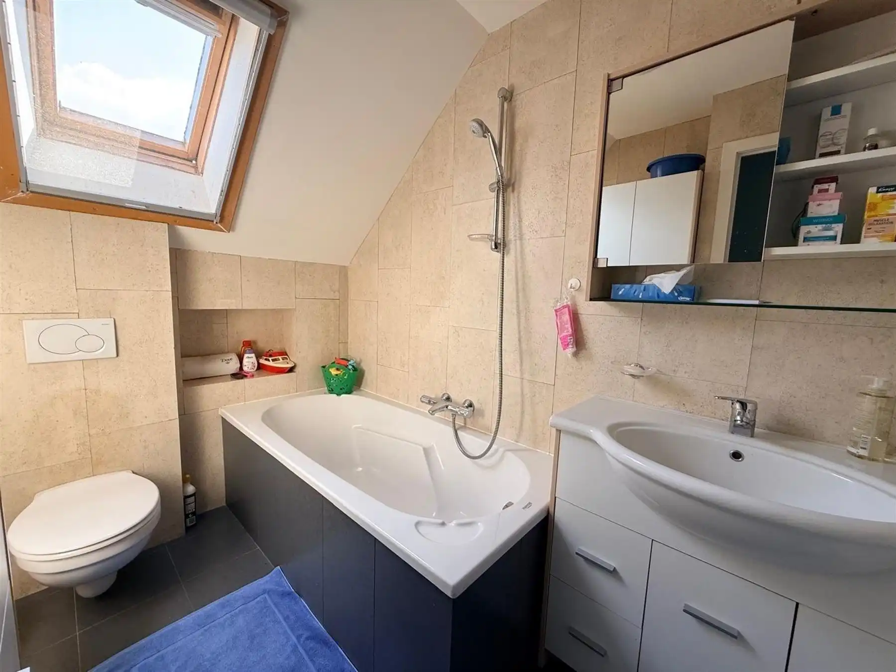 3-GEVEL WONING MET TUIN OP 8 ARE foto 14