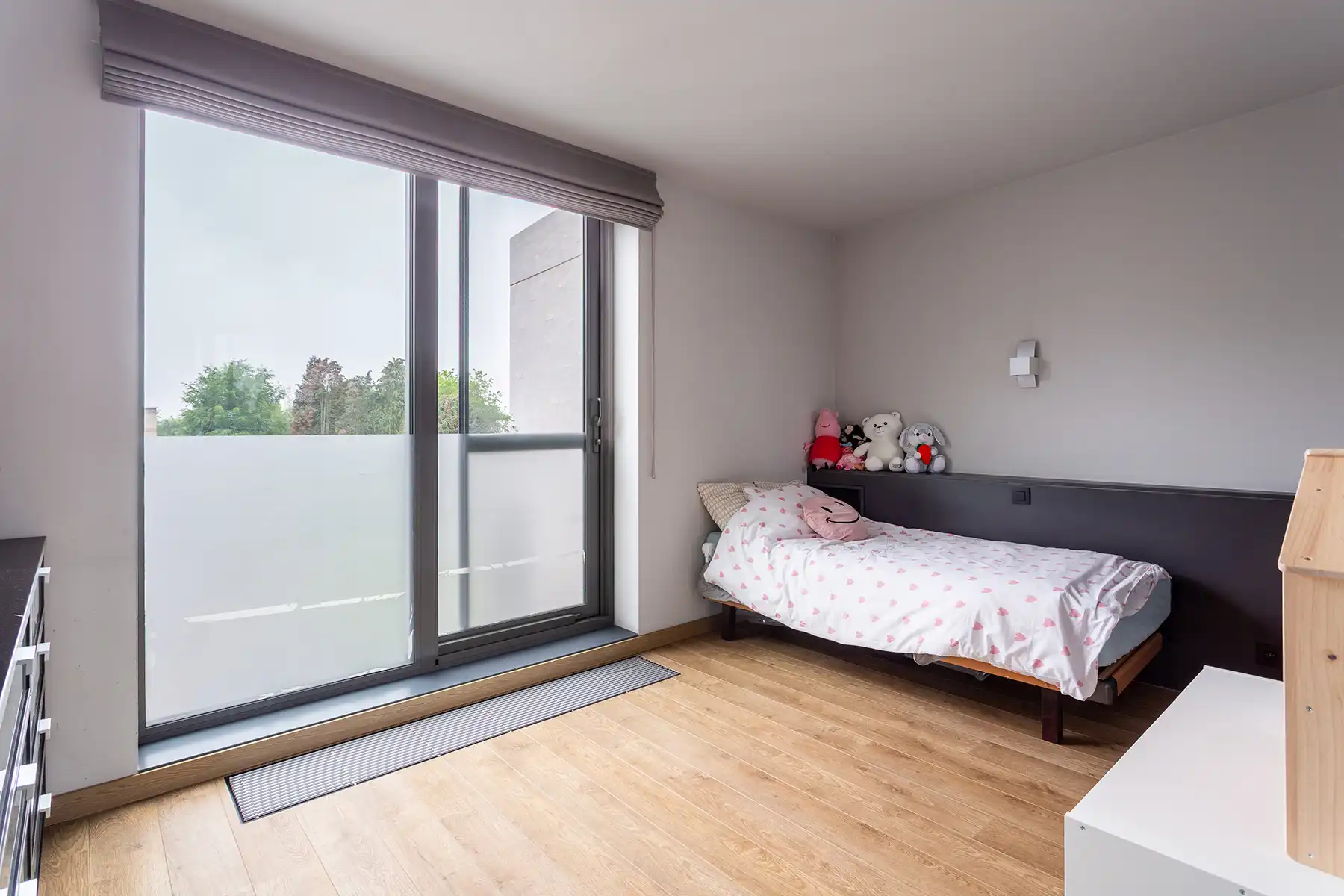 Modern gebouw met handel gelijkvloers en duplex-appartement. foto 28
