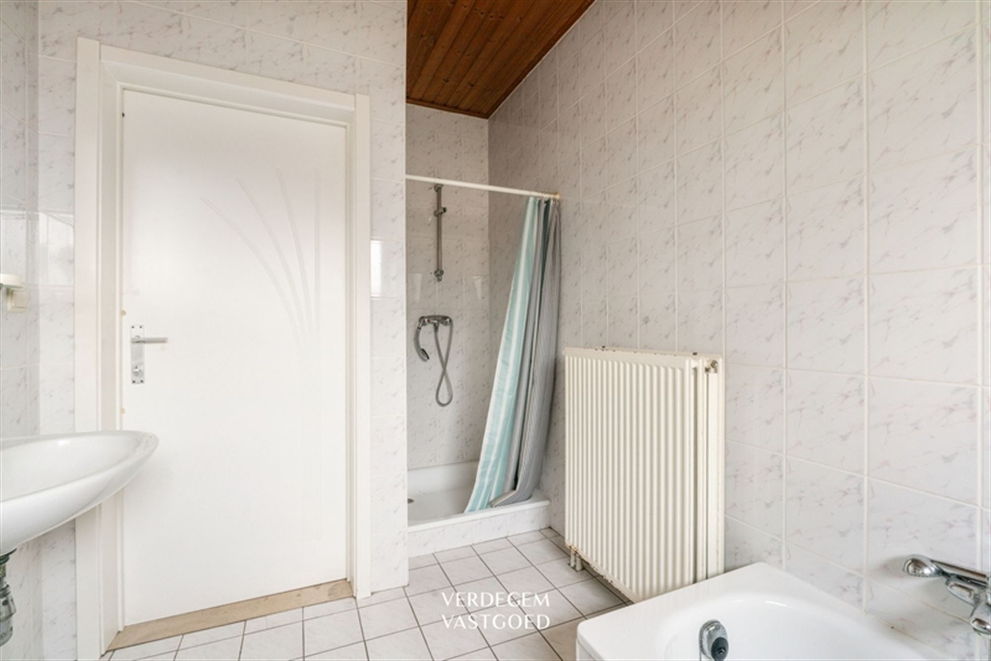 Rustig gelegen, vrijstaande woning met 6 slaapkamers op mooi perceel foto 11