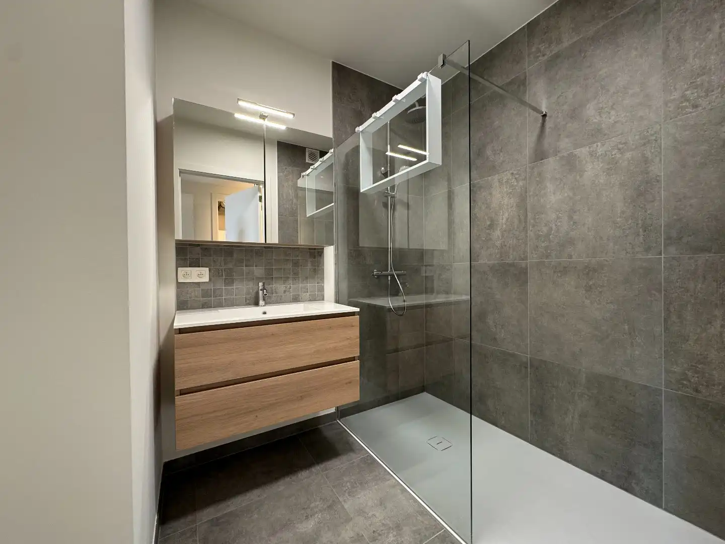 VOLLEDIG AFGEWERKT NIEUWBOUWAPPARTEMENT MET 2 SLAAPKAMERS, TERRAS, ONDERGRONDSE AUTOSTANDPLAATS EN KELDERBERGING IN RESIDENTIE "DE KWINT" TE ZONHOVEN  foto 6