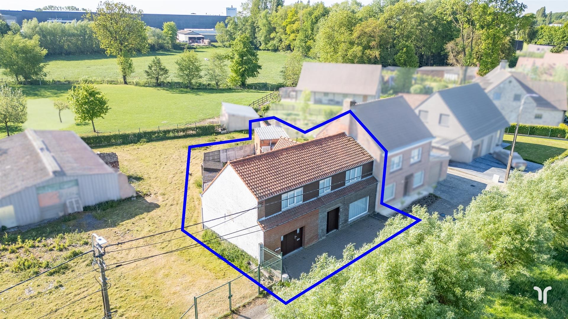 Hoofdfoto van de publicatie: Op te frissen, landelijk gelegen woning.