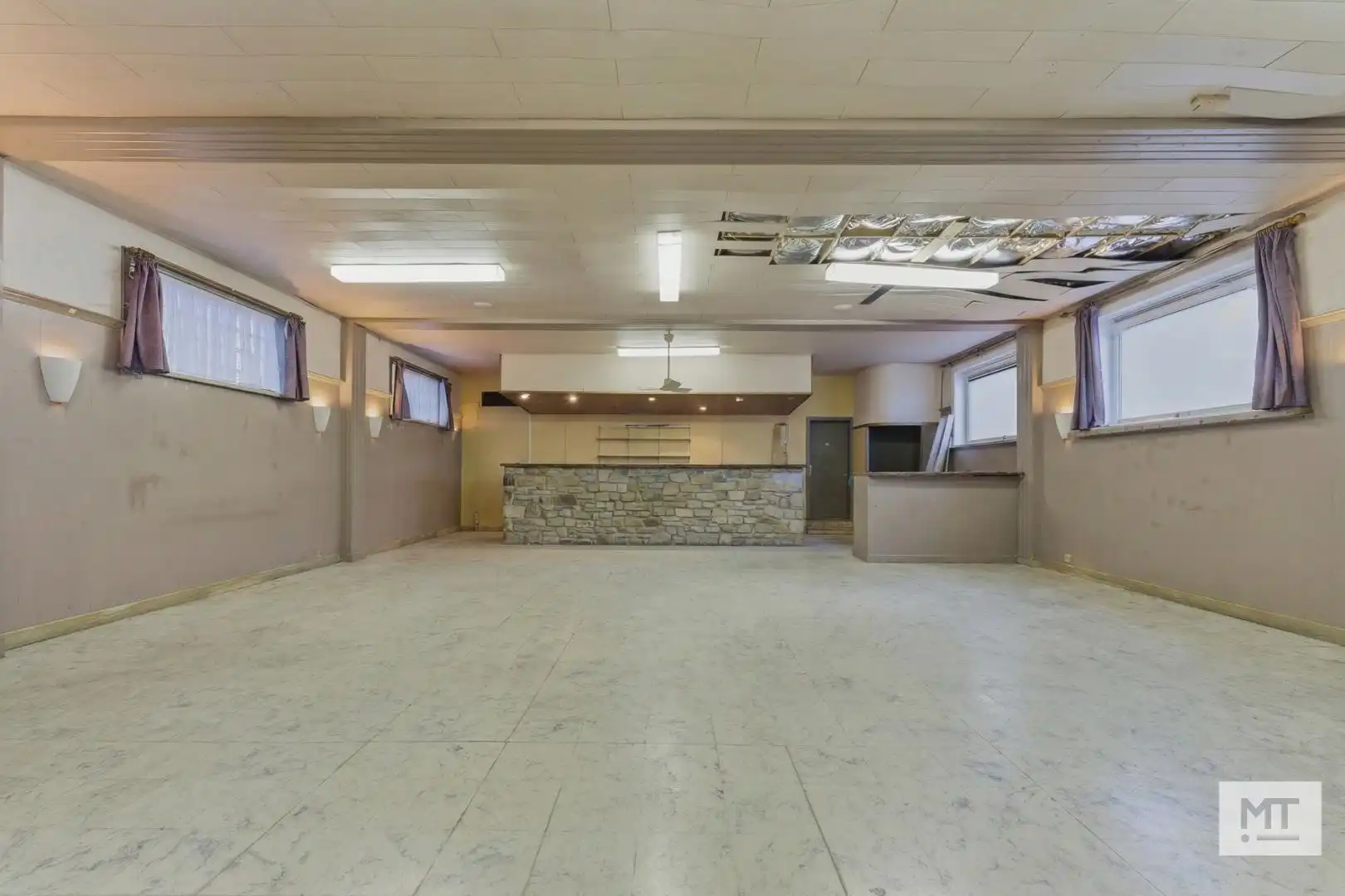 Bijzonder ruim gebouw met magazijn in de dorpskern van Zandvoorde (Zonnebeke) foto 19