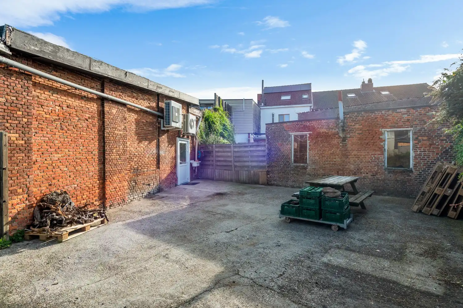 Ruim handelsgelijkvloers (208 m²) met brede etalage en buitenruimte (72 m²) in Kontich foto 3