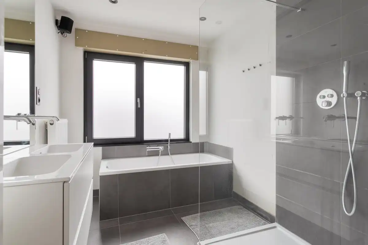 Gerenoveerde woning te koop in Heule met EPC A, conforme elektriciteit en ruime slaapkamers. foto 11