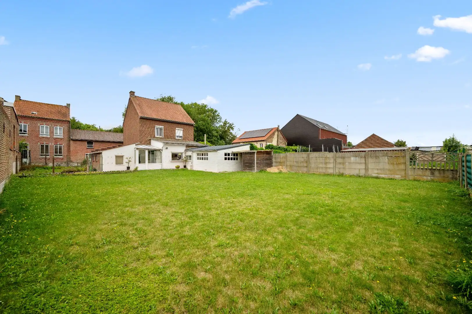 Ruime gezinswoning met 4 slpks met ruime tuin op rustige ligging foto 2