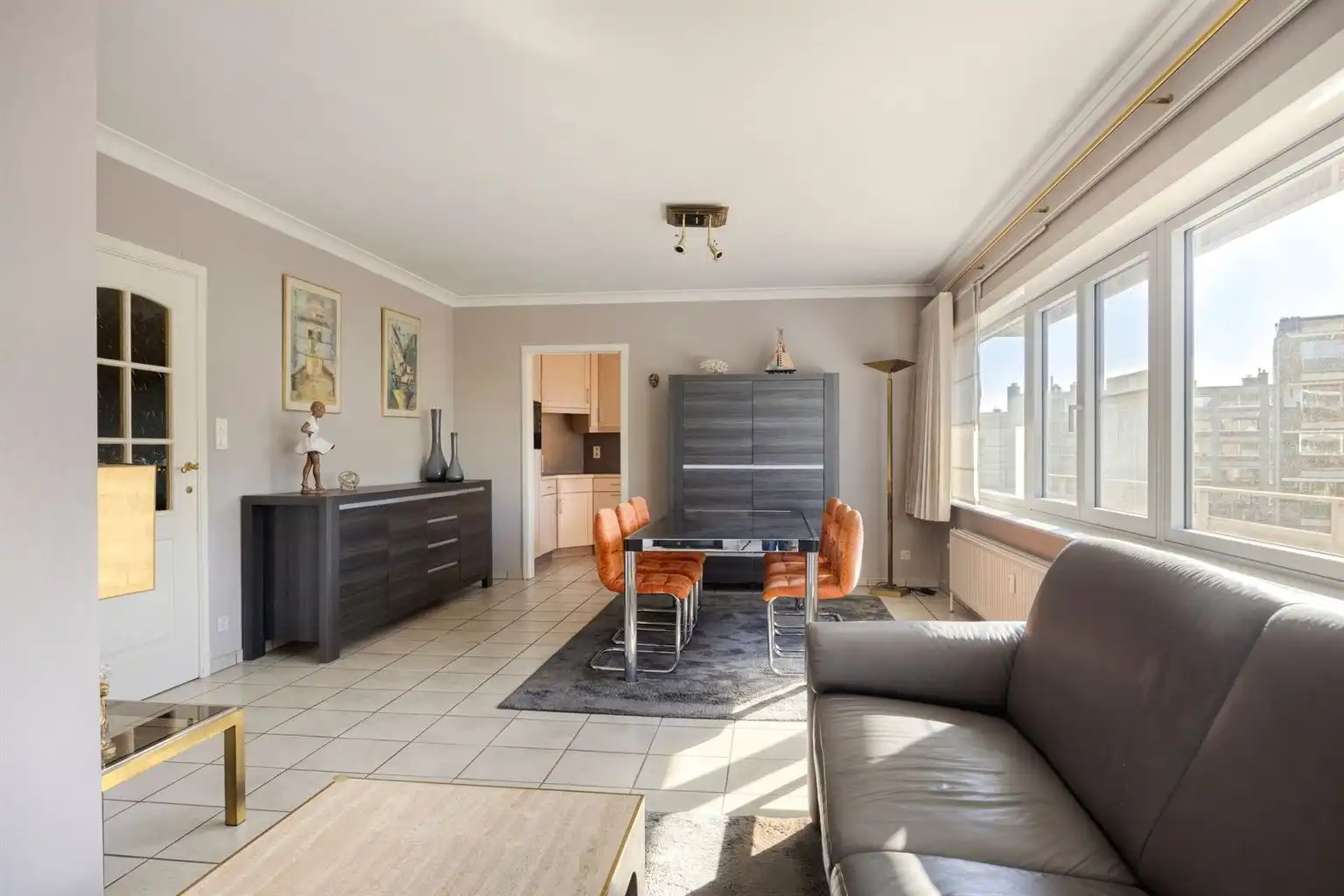 Zeer ruim 3 (+1)-slaapkamer appartement met terras, garagebox en aparte berging, gelegen op wandelafstand van het centrum van Maaseik. foto 4