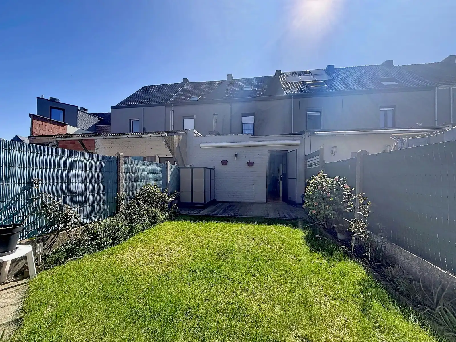 Gezellige stadswoning met 2 SLPK én zonnige tuin! foto 16