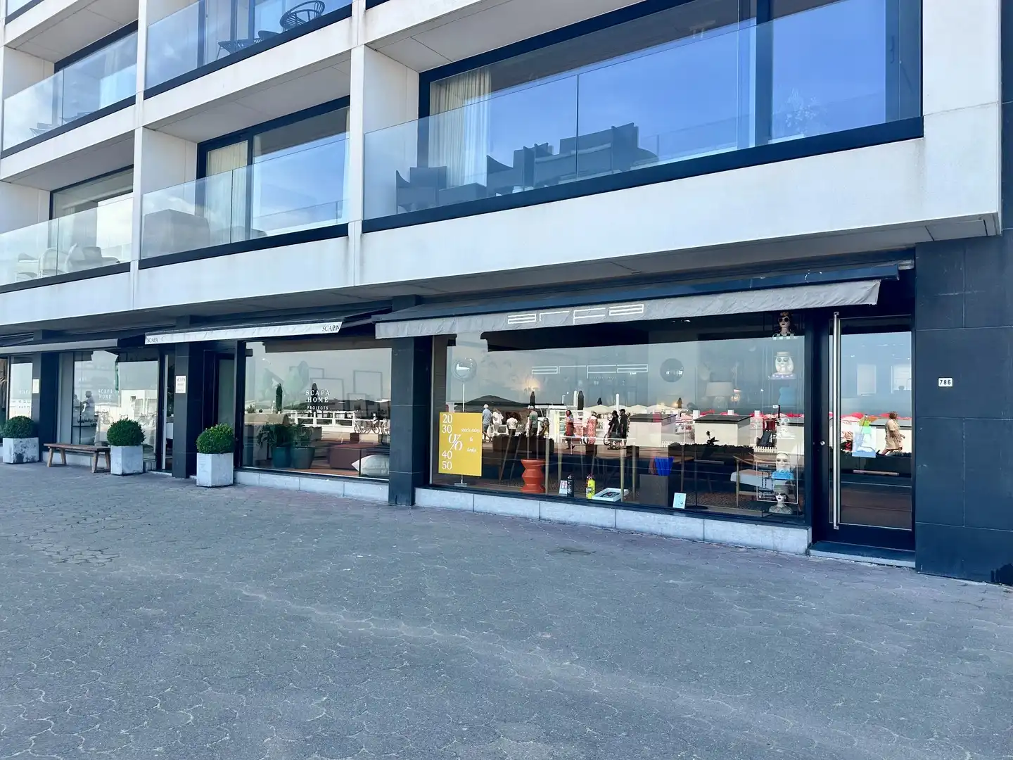 Te huur: commercieel handelspand op de zeedijk in hartje Zoute. foto 6