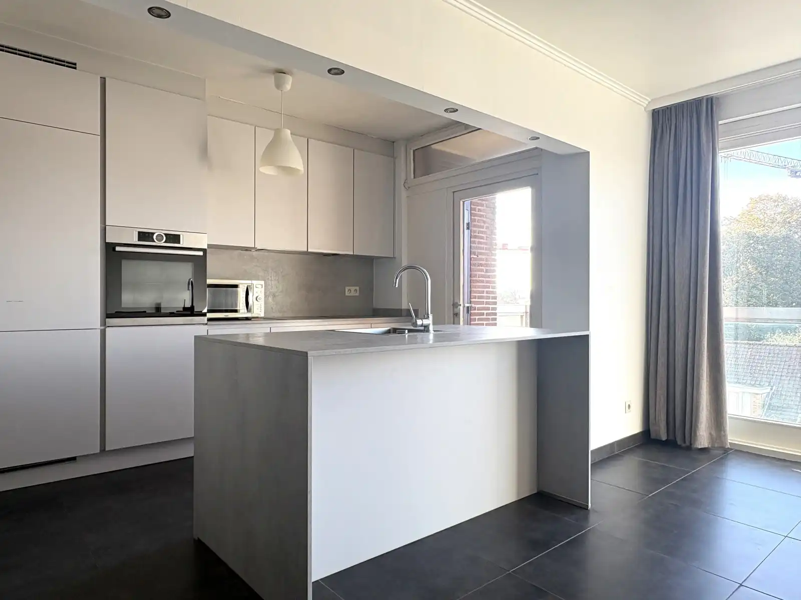 Instapklaar appartement met 2 slaapkamers, incl. staanplaats foto {{pictureIndex}}