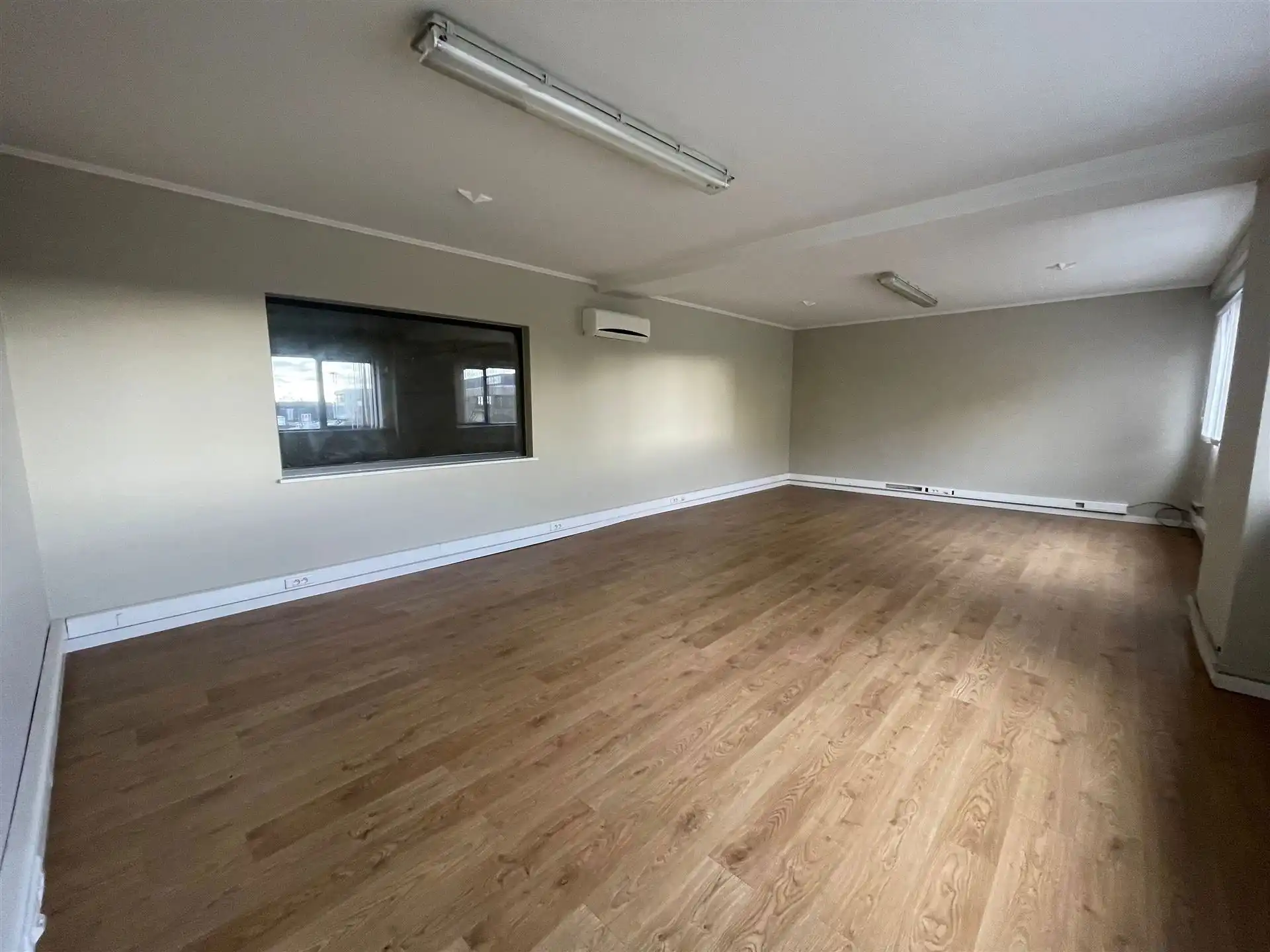 Kontich Satenrozen magazijn 700m² met kantoor 140m² foto 5