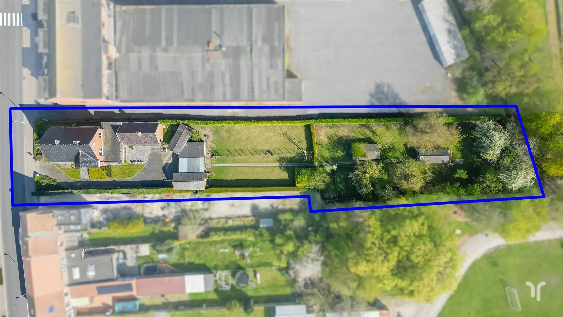 Te renoveren karaktervolle burgerwoning op ruim, zuidgericht perceel met oprit en garages. foto 22