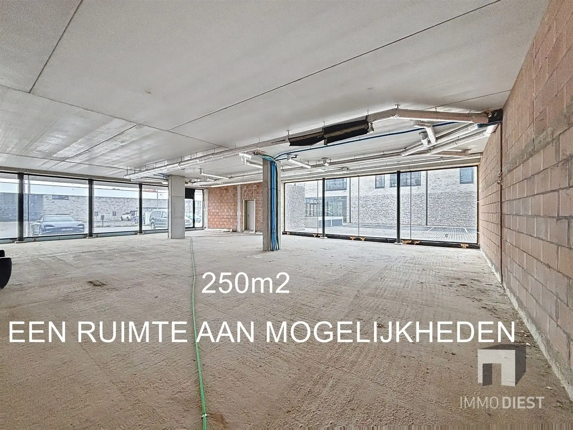 Commercieel Gebouw van 374m2 op toplocatie met parking! foto 13
