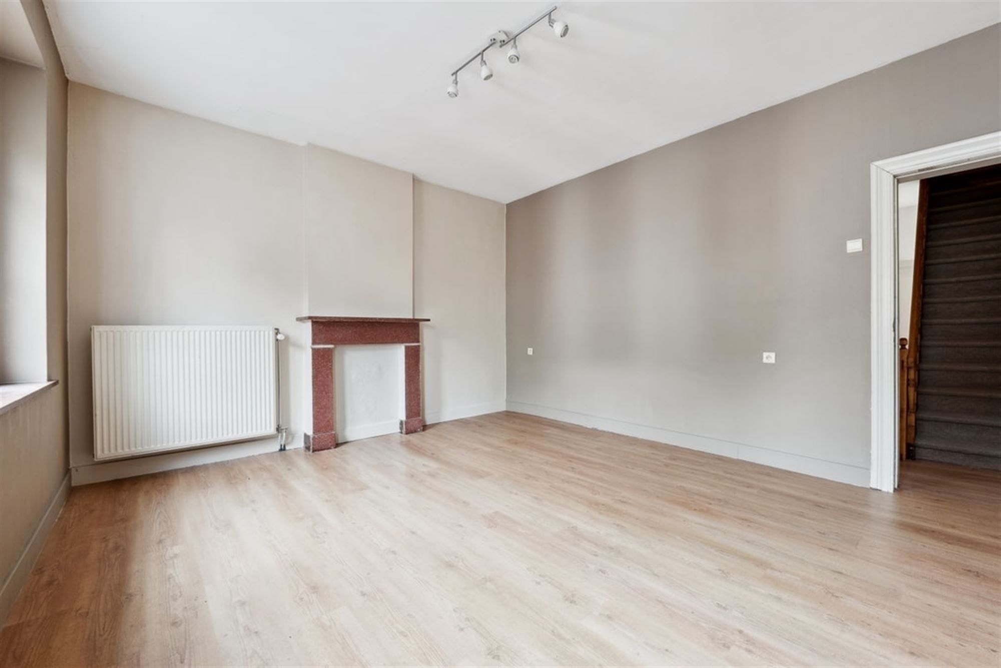 KNUSSE RIJWONING VLAKBIJ HET CENTRUM VAN LANDEN   foto 16