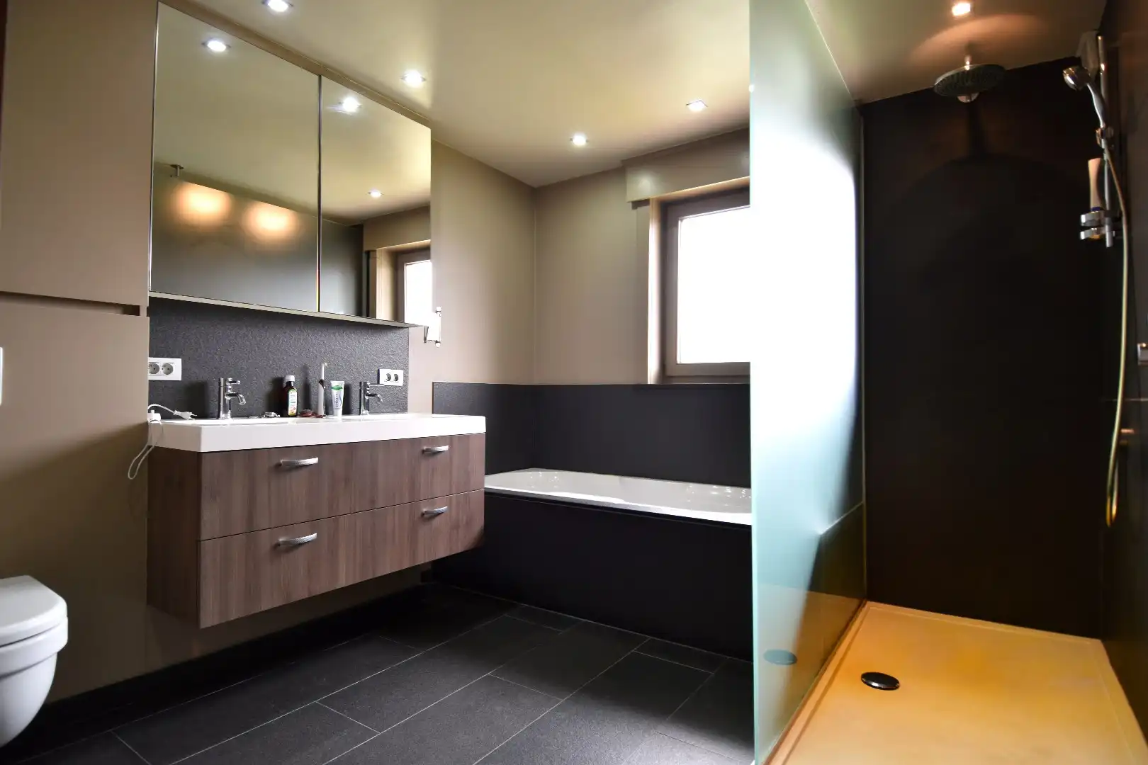 Instapklare halfopen bebouwing met 3 slaapkamers en 2 garages te Bissegem foto 9