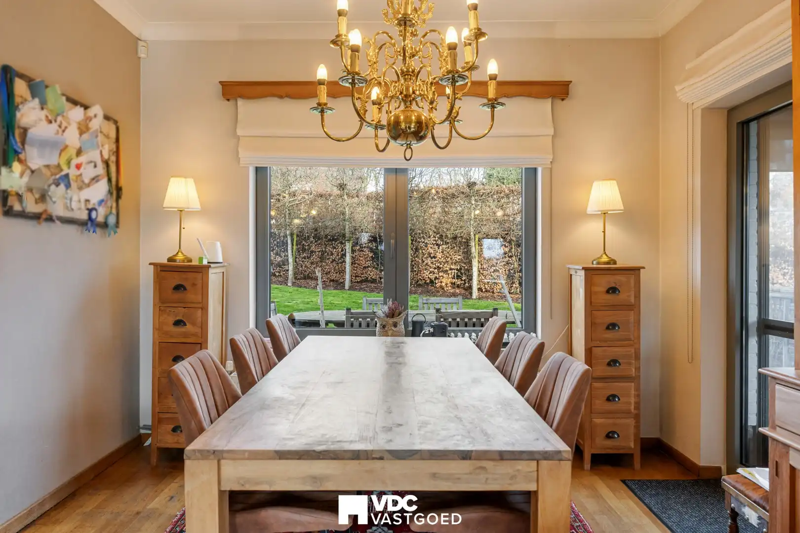 Ruime villa met praktijkruimte of extra woonruimte, zicht op bloesemweide en perceel van 1.745 m² foto 11