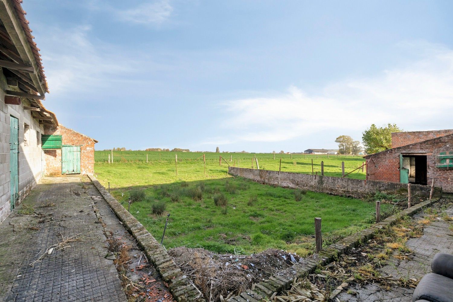Beveren aan de IJzer: Charmant en historisch hoevetje met woonhuis, diverse stallingen, loods en weide op 3.967m² totale grondopp. foto 20