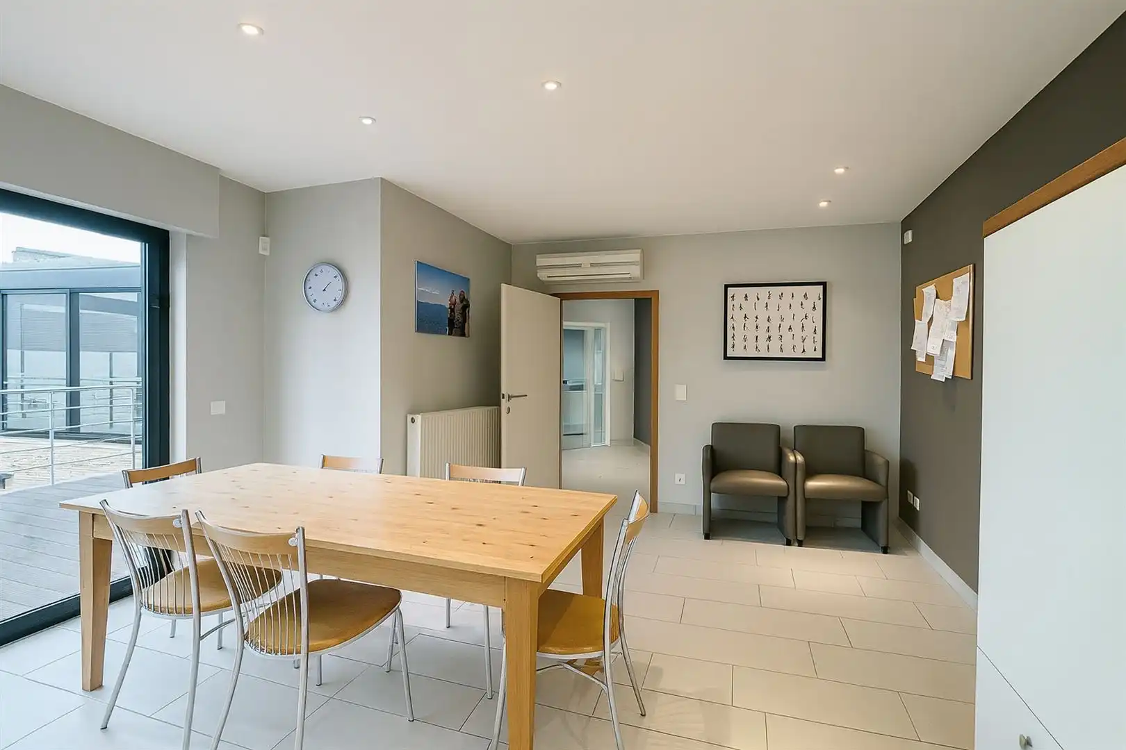 Uniek kantoorgebouw met duplex appartement te koop foto 19