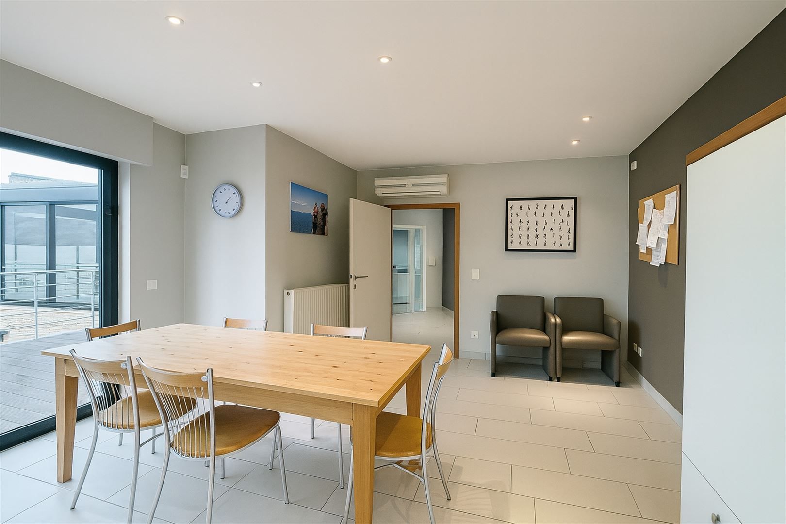 Uniek kantoorgebouw met duplex appartement te koop foto 19