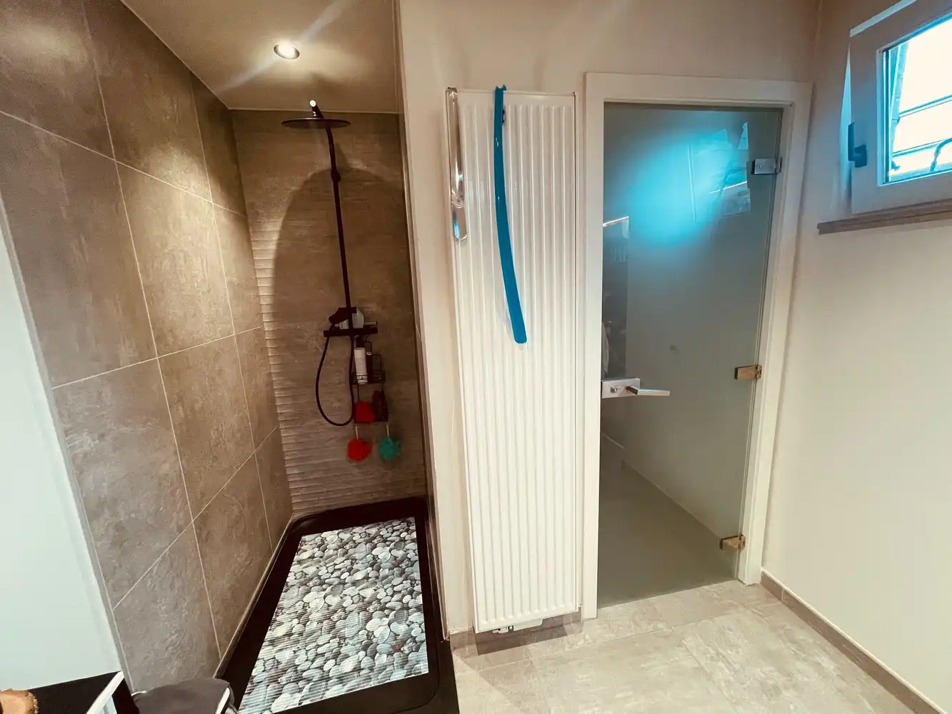 Sint-Andries,Uiterst verzorgd INSTAPKLAAR ENERGIEZUINIG woonhuis ( reno 2019) met grote, zonnige ZUIDWESTgerichte aangelegde terrastuin en prachtig ingericht HUISJE achteraan in de tuin, foto 19