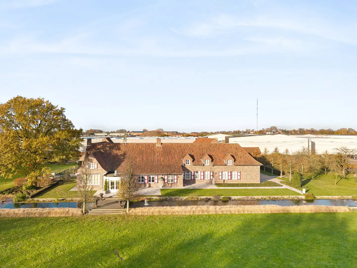 Unieke eigendom met 2 schuren, kapschuur, paardenstal en verzichten foto 2