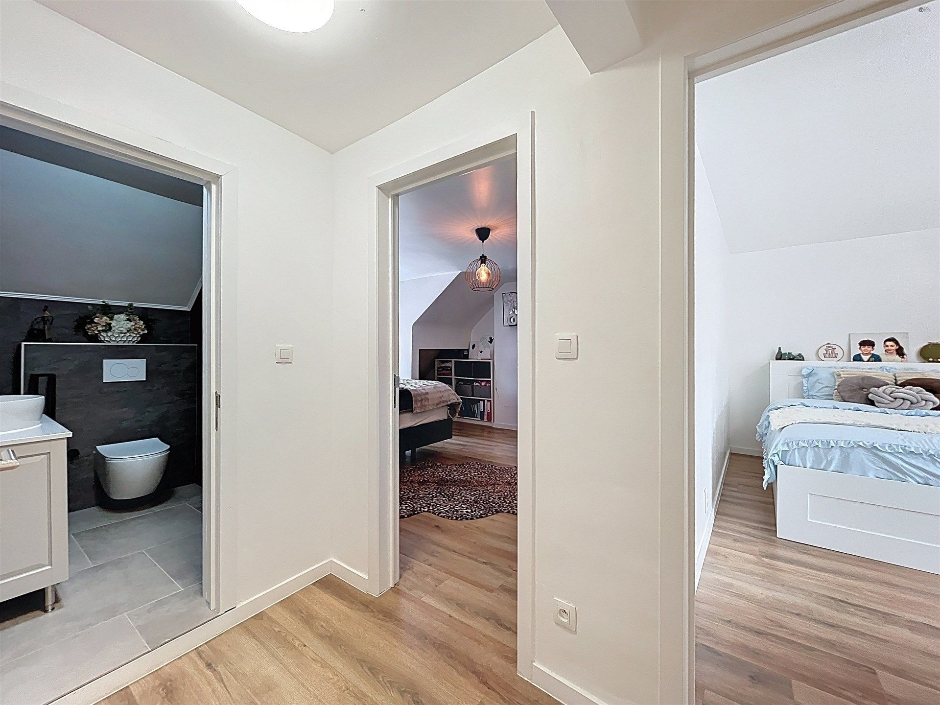 Prachtige instapklare woning met 3 slaapkamers en 3 garages. foto 11