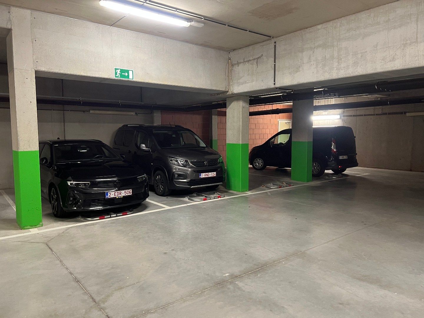 Overdekte parkeerplaats foto 2