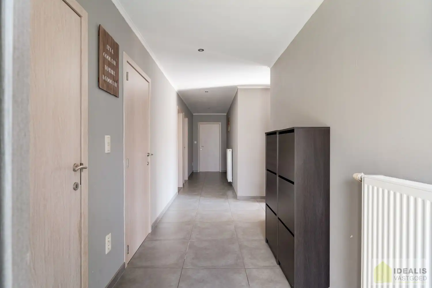 IDEALIS VASTGOED - CHARMANTE INSTAPKLARE GEZINSWONING MET EEN LICHTRIJKE LEEFRUIMTE, MODERNE OPEN KEUKEN MET KOOKEILAND, 3 RUIME SLAAPKAMERS EN BADKAMER. DE WONING IS GELEGEN OP EEN PRACHTIG PERCEEL VAN 12A 68CA! Deze knappe bungalow omvat een aangename 140m² bewoonbare oppervlakte met een lichtrijke woonkamer met aansluitend een moderne open keuken met kookeiland (voorzien van alle comfort), 3 ruime slaapkamers en een badkamer. De woning biedt verder een kelderverdieping en een zeer ruime tuin. Een unieke kans voor kandidaten op zoek naar een instapklaar huis voorzien van alle faciliteiten op een hele fijne locatie tussen de centra van Oudsbergen, Bree en Peer! foto 14