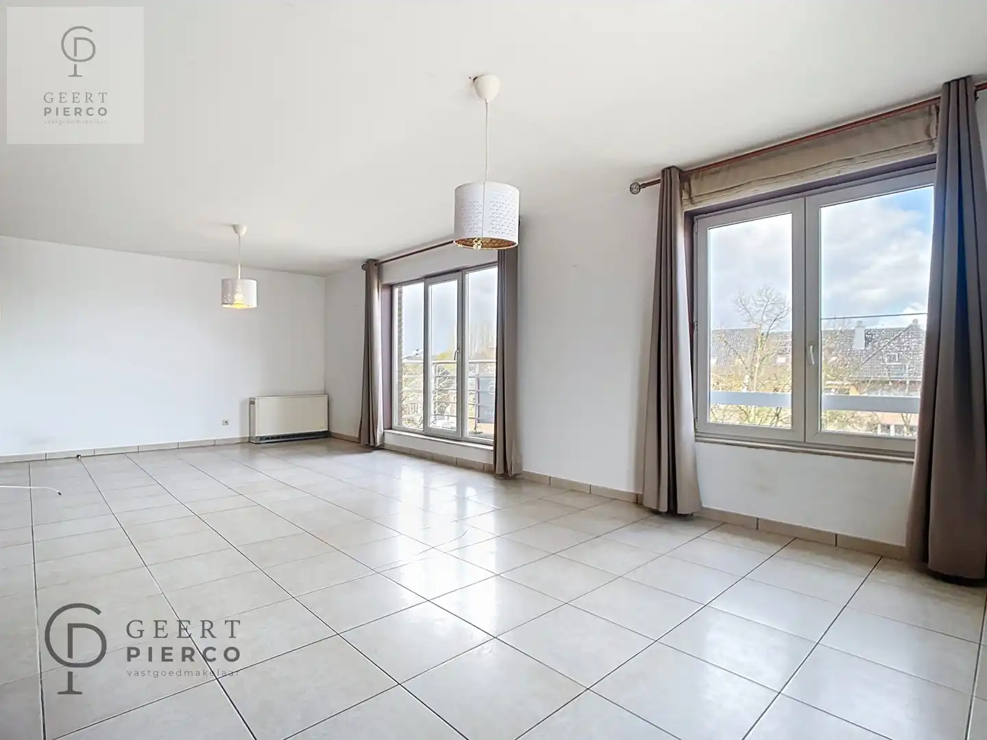 Ruim appartement met twee slaapkamers, kelder en ondergrondse staanplaats. foto 4