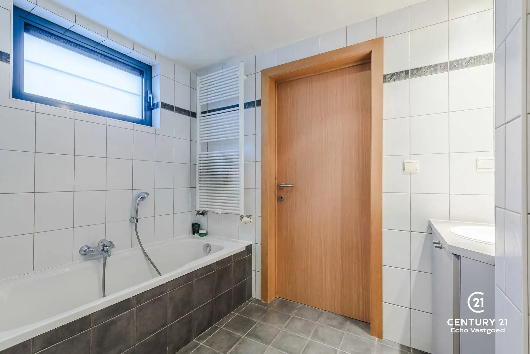Handelszaak met gerenoveerde woonst op topligging  foto 12