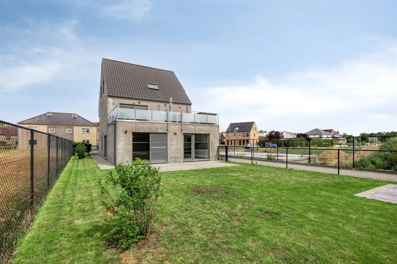 Instapklaar gelijkvloers appartement met 2 slaapkamers, ruime tuin en parkeergelegenheid op een rustige toplocatie in Opitter.  foto 11