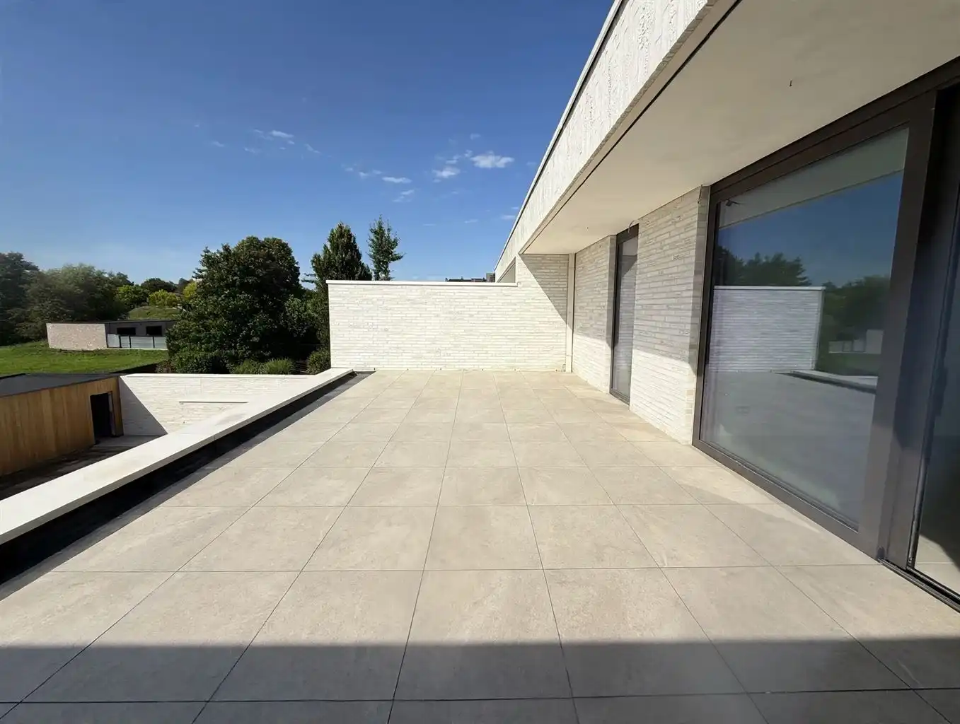 Zeer ruim 1 (+1)-slaapkamerappartement op de eerste verdieping met zuidgericht terras van ca. 43 m², balkon en ondergrondse parkeerplaats, in hartje Maaseik. foto 5