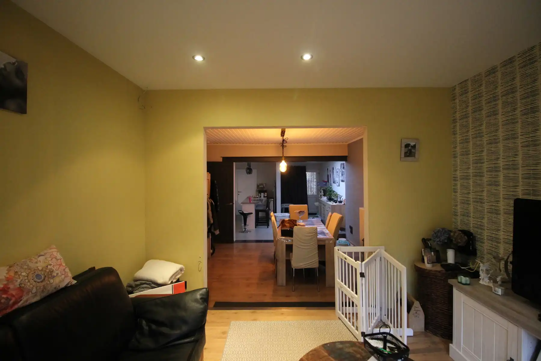 Gerenoveerde gezinswoning met 3 slaapkamers, terras en tuin op een zeer centrale, doch rustige ligging. foto 3