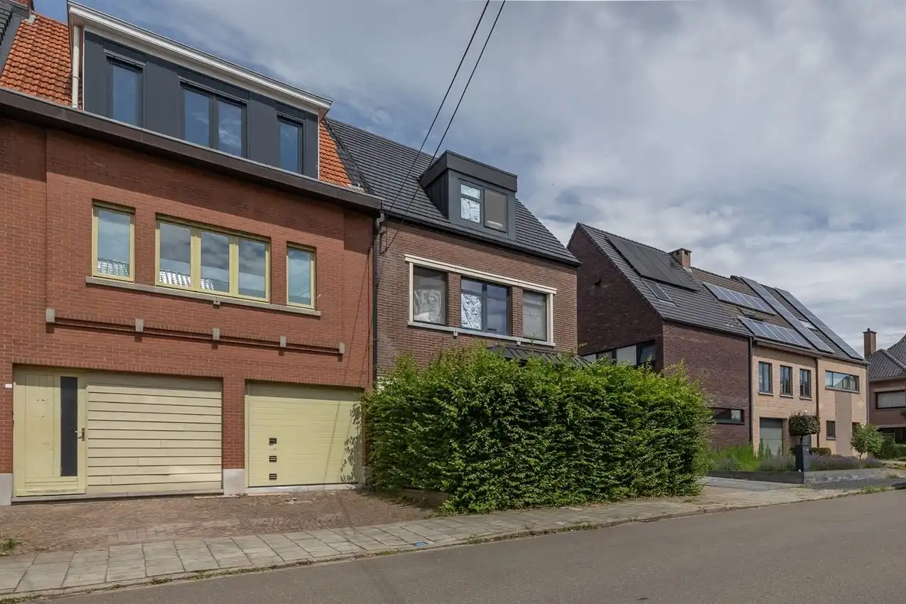 Vier slaapkamers. Twee staanplaatsen. En achteraan een verrassende buitenplek met zuiderse patio-sfeer foto 37