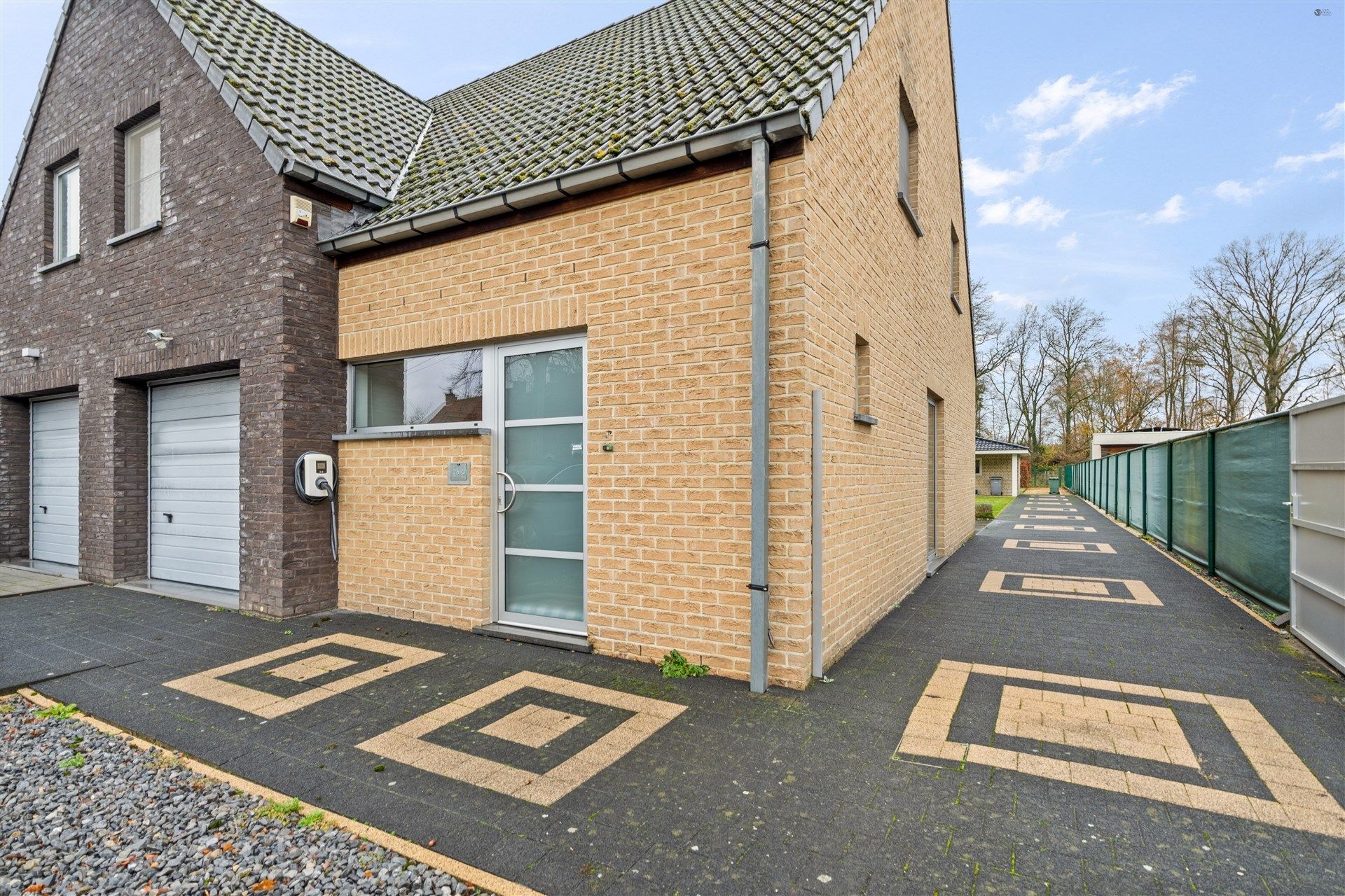 Half open bebouwing met een ruime grond op een rustige locatie foto 2