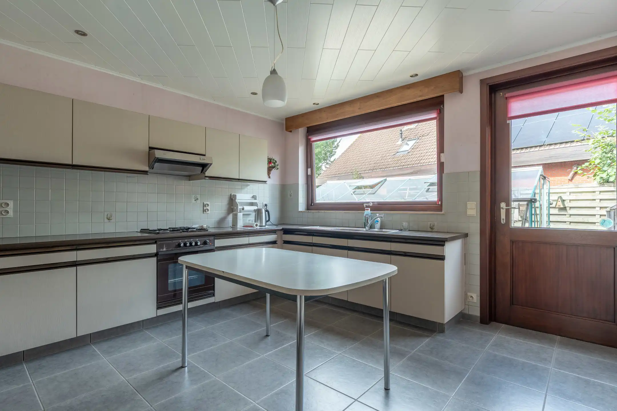 Te renoveren laagbouwwoning met 3 slpks, tuin en garage. foto 6