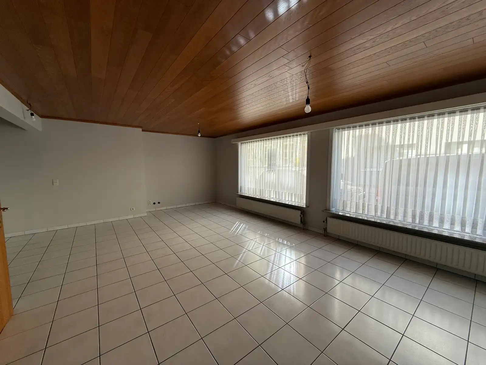 Gelijkvloers tweeslaapkamerappartement met staanplaats foto {{pictureIndex}}